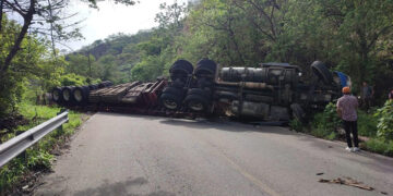 Se recostó a media carretera