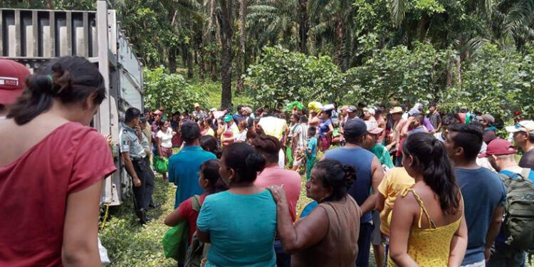 Vuelca tráiler y no se abre la caja