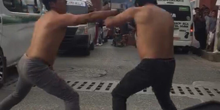 Choferes arman pelea callejera