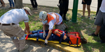 Se llevó de corbata a jovencita