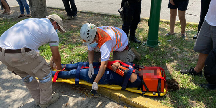 Se llevó de corbata a jovencita