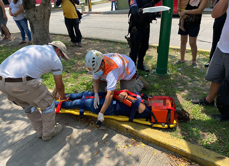 Se llevó de corbata a jovencita