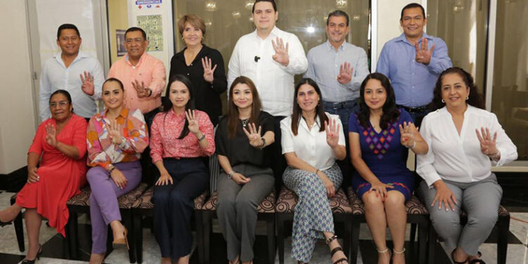 Diputados de Morena se reúnen con Carlos Molina