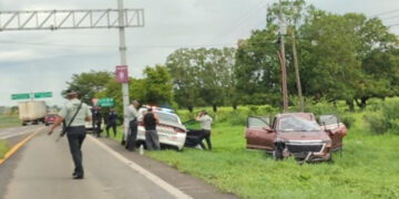 Familia sufre volcadura