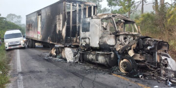 Queman camión y camioneta