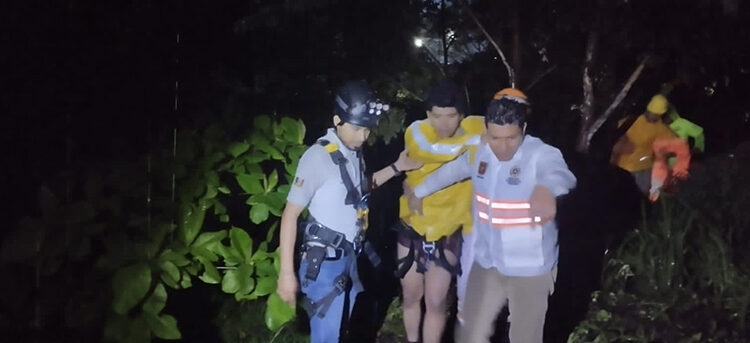 El agua le dio su arrastrada