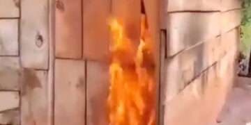 Queman casas del grupo paramilitar