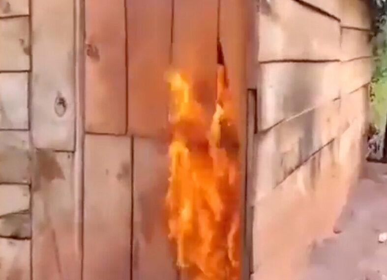 Queman casas del grupo paramilitar