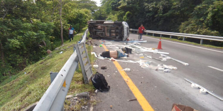 Vuelcan y mueren dos