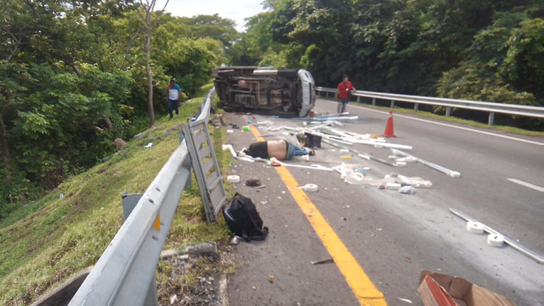 Vuelcan y mueren dos