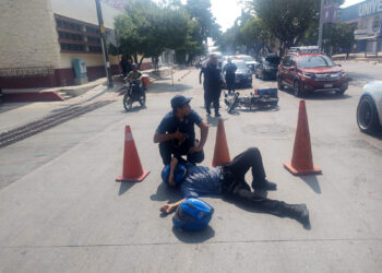 Lo bajan feo de la moto