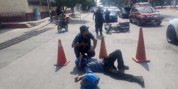 Lo bajan feo de la moto