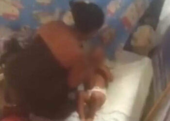 Mujer golpea a bebé