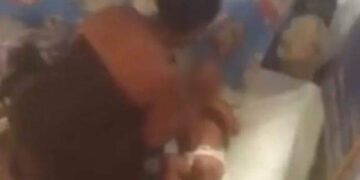 Mujer golpea a bebé