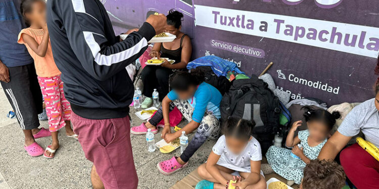 Llevan comida y ropa