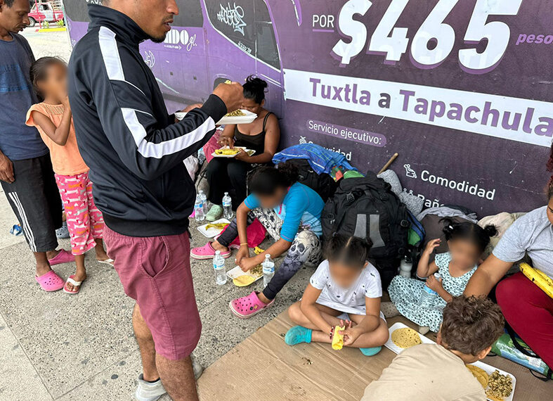 Llevan comida y ropa