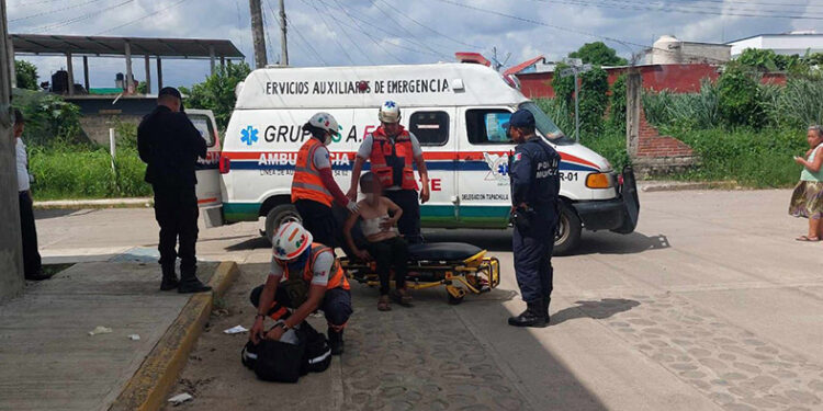 Le rajaron la panza de un machetazo