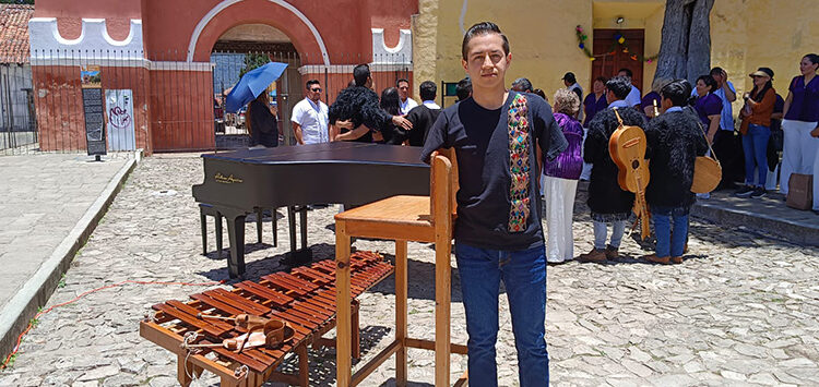 César, el marimbista que toca con los pies