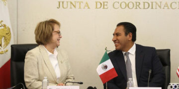 Recibe a la senadora María Elena Durazo