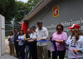 Carlos Morales, inauguró consultorio veterinario