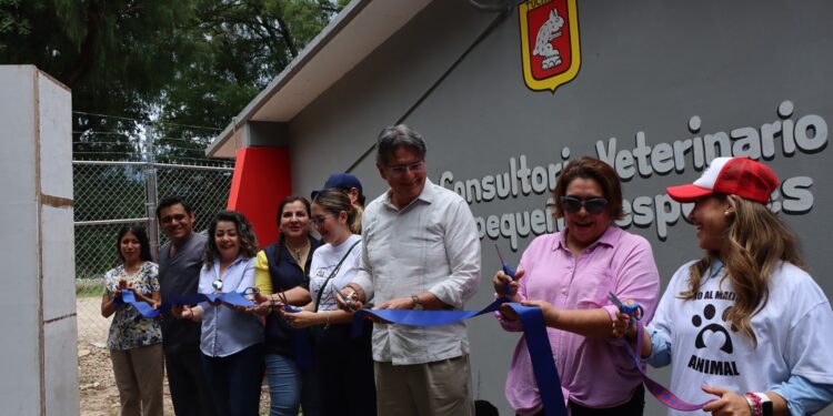Carlos Morales, inauguró consultorio veterinario