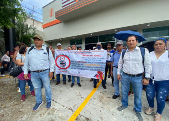 Trabajadores se manifiestan en Tuxtla