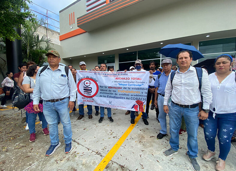 Trabajadores se manifiestan en Tuxtla