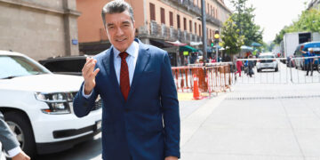 Participa en reuniones con AMLO