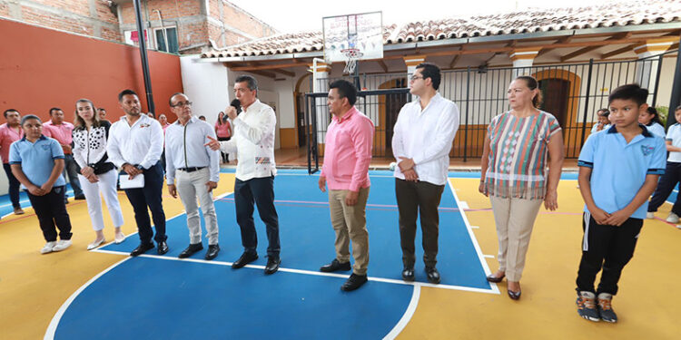 Inauguró domo y cancha