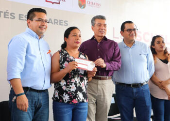 Entregó apoyos del programa “La Escuela es Nuestra”