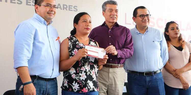 Entregó apoyos del programa “La Escuela es Nuestra”