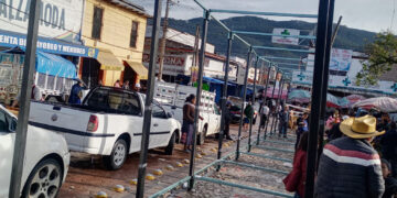 Invaden estacionamiento