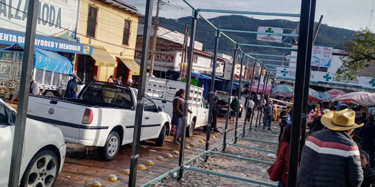 Invaden estacionamiento