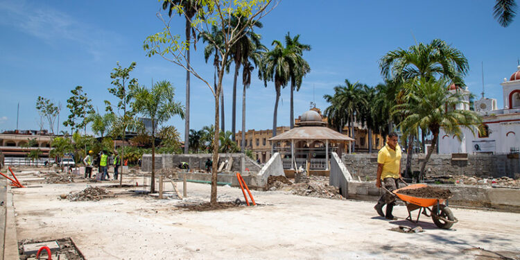 Inicia arborización del parque central