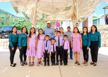 Apadrinó generación en escuelas del ejido Las Flores