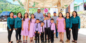 Apadrinó generación en escuelas del ejido Las Flores