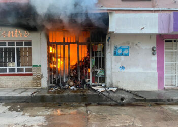 Fuego consumió locales