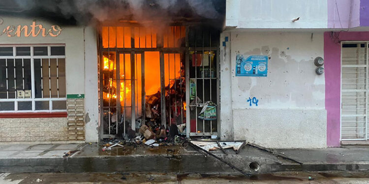 Fuego consumió locales