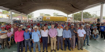 Entrega fertilizante en Domingo Chanona