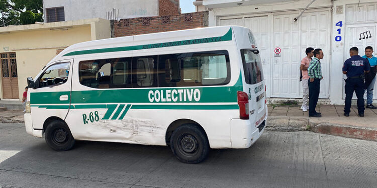 Colectivo y camioneta chocan en el centro