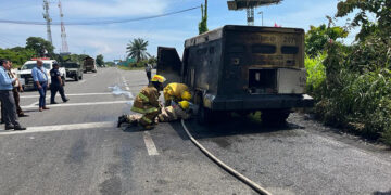 Arde camión de valores