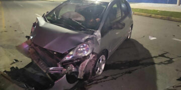 Abandonan vehículo destrozado