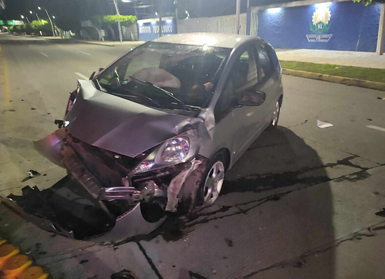 Abandonan vehículo destrozado