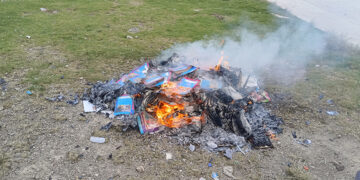 Queman libros de texto gratuito