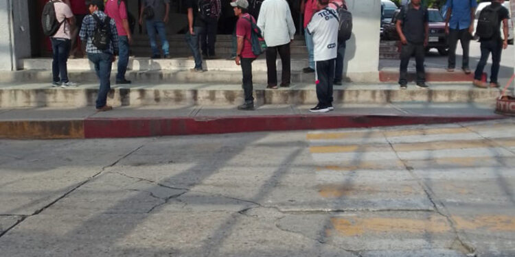 Toman la alcaldía ante incumplimiento del edil