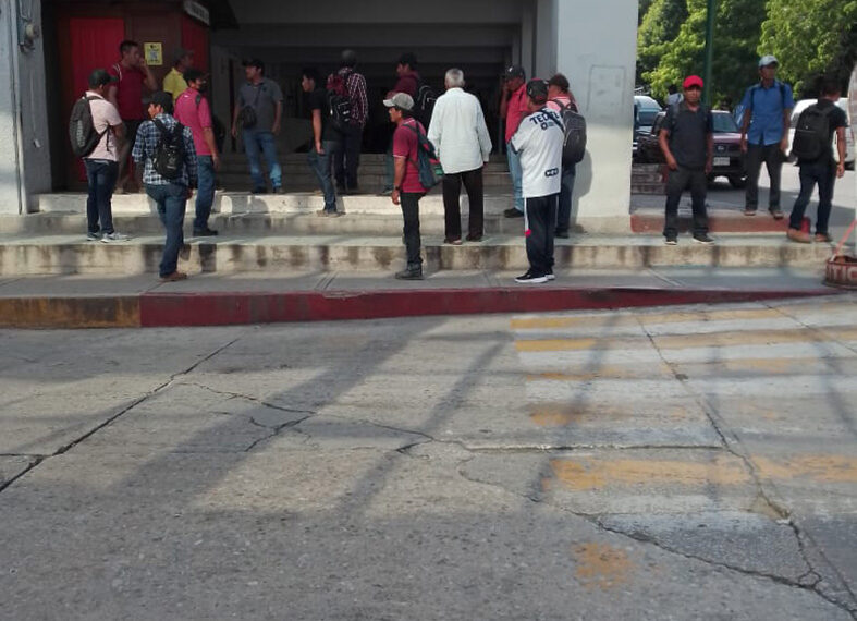 Toman la alcaldía ante incumplimiento del edil