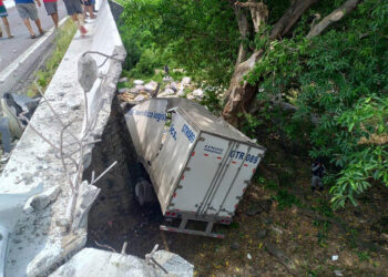 Muere trailero en volcadura