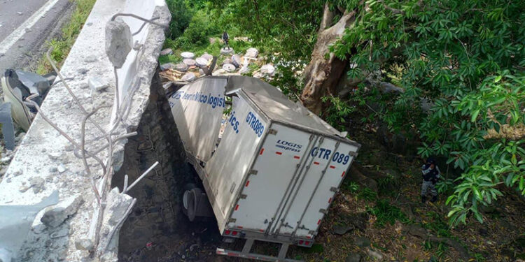 Muere trailero en volcadura