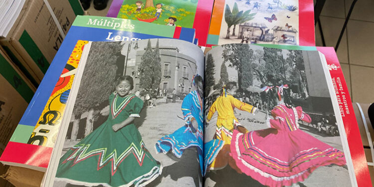 Nuevos libros de texto llegan a las escuelas
