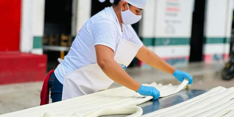 Elaboran quesillo más grande del mundo